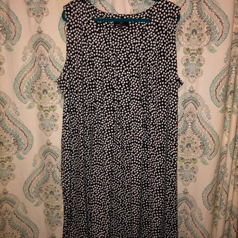 Sleeveless loose fitting polka dot dress